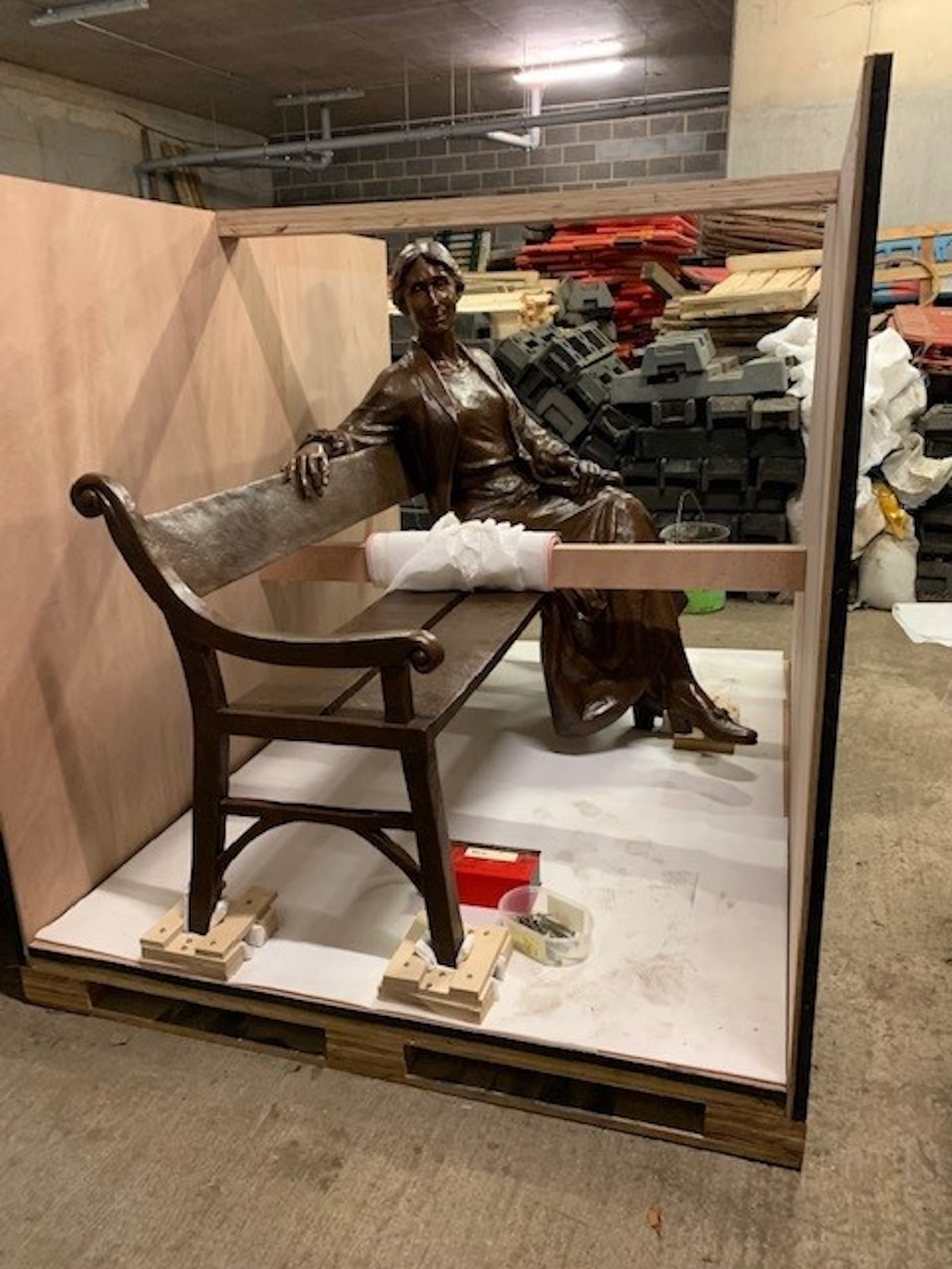 statue of virginia woolf